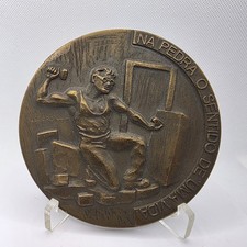 Medalla de bronce / En la piedra: el significado de una vida