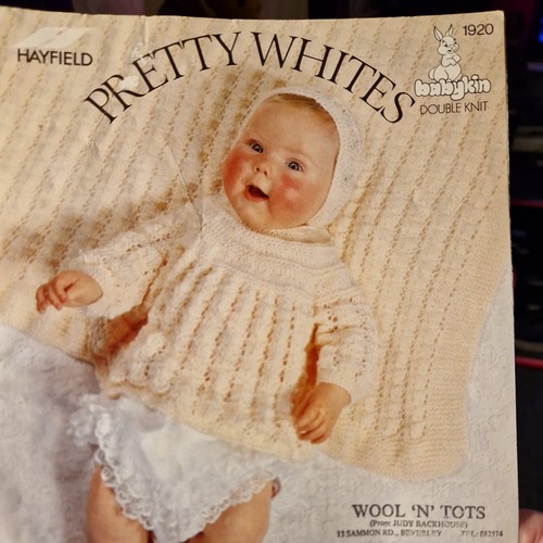 Hayfield 1920 Baby Engel Oberteil Mütze Booties Schal Strickmuster DK 14-20"