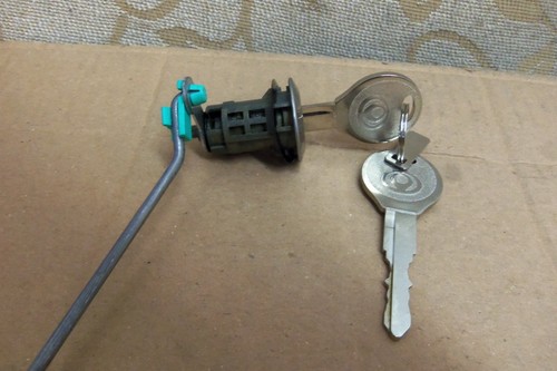 NOS OEM MAZDA FAMILIA 323 Mk6 BG HATCHBACK SEDAN CYLINDER LOCK ASSEMBLY - Picture 3 of 5