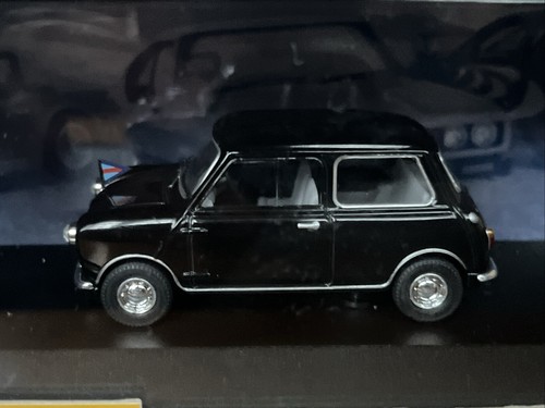 4 X 1/43 RAF/MILITARY RELATED CAR MODELS  BY CORGI VANGUARDS: AUSTIN MINI BEETLE - Picture 3 of 5