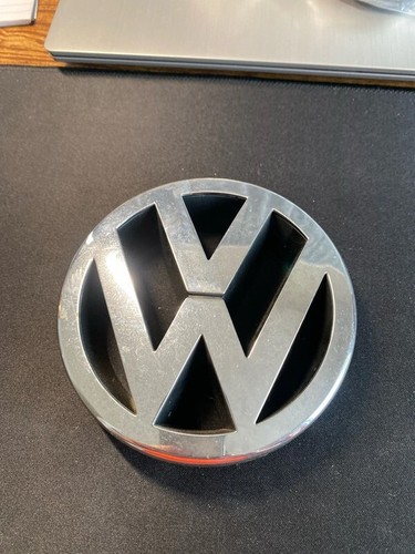 GENUINE 2004-2008 VW GOLF MK5 FRONT CENTRAL TOP GRILL BADGE 1T0853601A