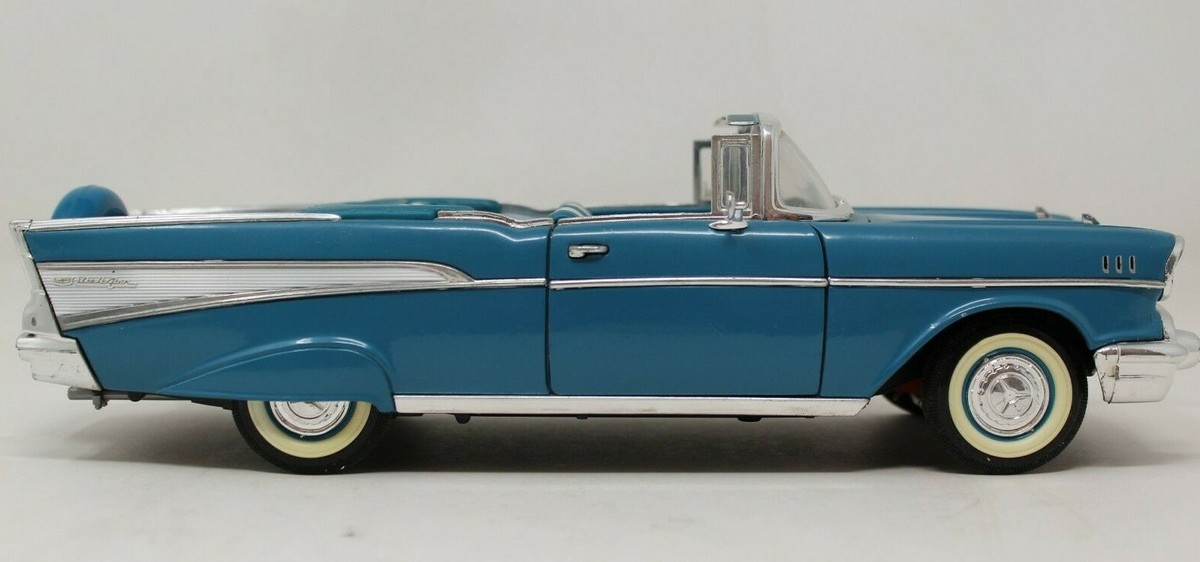 Road Tough 1957 Chevy Bel Air Convertible Blue 1:18 Scale