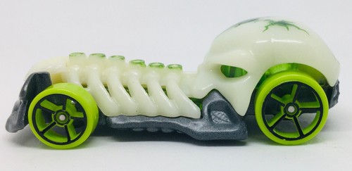 Hot Wheels SKULL CRUSHER 2009 Mattel Glow in the Dark R1186 Collectible RGUC - Picture 5 of 10