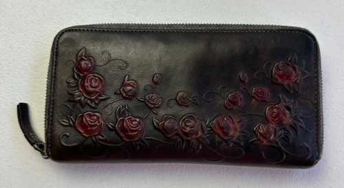 Bolso sin asas APHISONUK de cuero con cremallera alrededor de cuero de vaca rosas rojas en relieve - Imagen 8 de 18