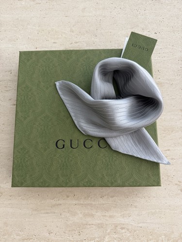 BUFANDA CUADRADA JACQUARD GG SEDA GUCCI NUEVA CON ETIQUETAS🩶💝 - Imagen 9 de 10