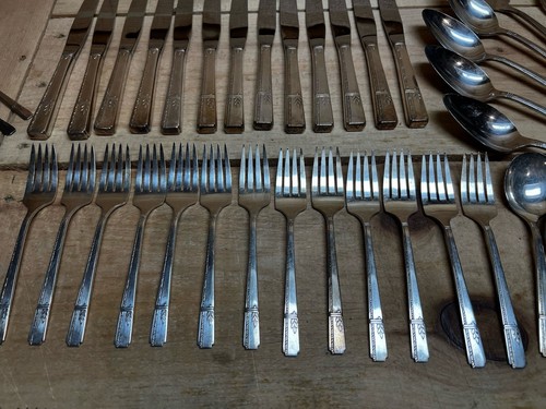 Oneida Heirloom Silverware/Stainless Steel GRENOBLE Flatware Set (86 Pieces) - Picture 5 of 14