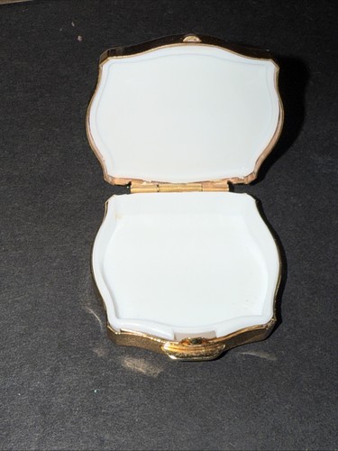 Vintage Gold Tone Pill Box with Floral Design. Stratton England. Free Shipping - Picture 4 of 7