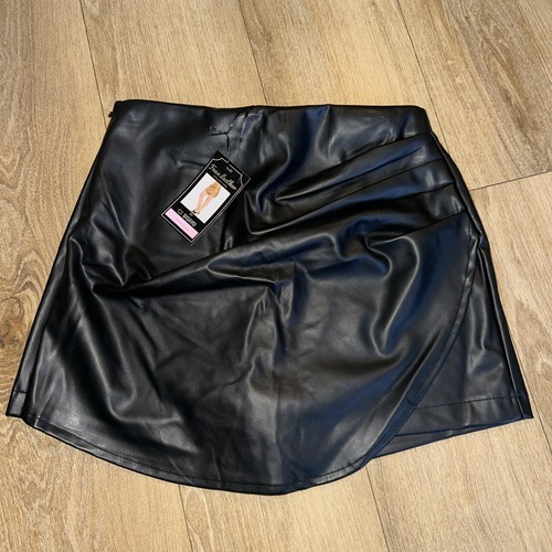 Ci Sono Women’s Faux Leather Black Ruched Skort Size Medium Zip Closure NEW