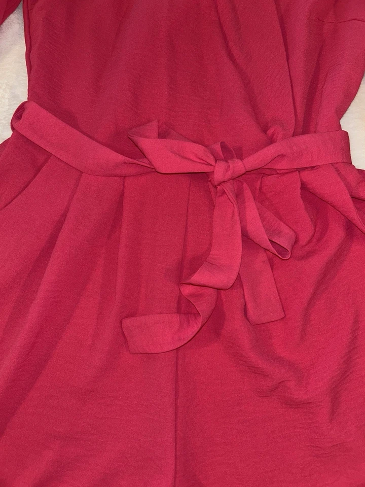 Mameluco rosa brillante con corbata en la cintura Monteau para mujer talla pequeña Foto 3 de 4