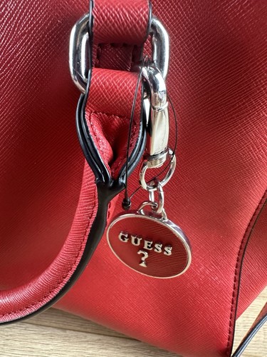 Borsa a mano GUESS rossa a tracolla - manico superiore, ciondolo medaglione, PVC - Foto 12 di 18