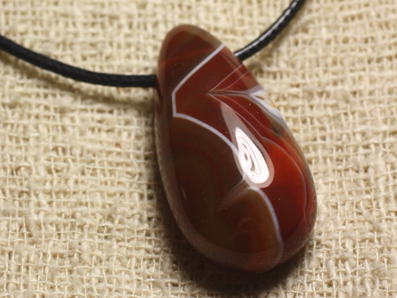 Pendentif agate rouge orange en forme de goutte 40x20mm avec cordon noir.