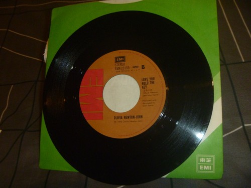 Olivia Newton-John – Compassionate Man 1976 Japan 7" vinyl rare near mint - Picture 5 of 5