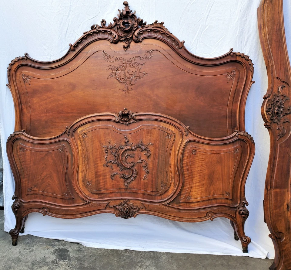 Juego de suite de dormitorio francés Luis XV de nogal macizo armario cama y mesita de noche 3 piezas Foto 4 de 4