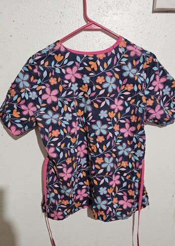 Women's Medium Barco Floral Print Scrub Top - Picture 2 of 3