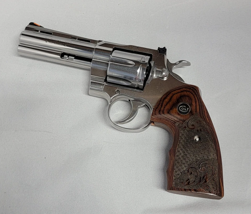 Colt Python 2020+2021 Anaconda Rosewood Dragon Scale con medallones Colt negros Foto 4 de 4