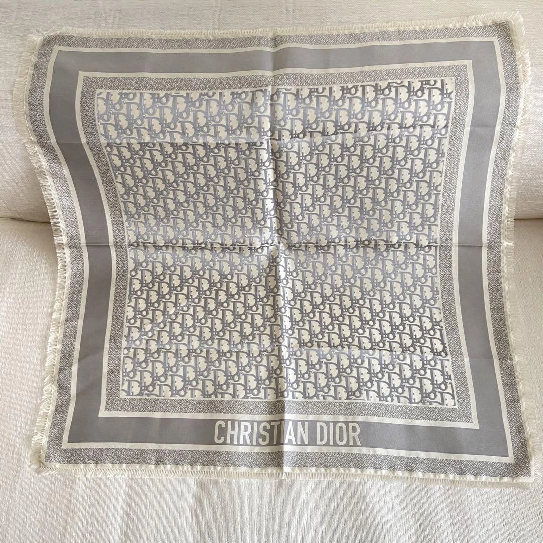 Foulard Dior Oblique Trotter à franges en soie gris beige carré 26,4 x 26,8 pouces