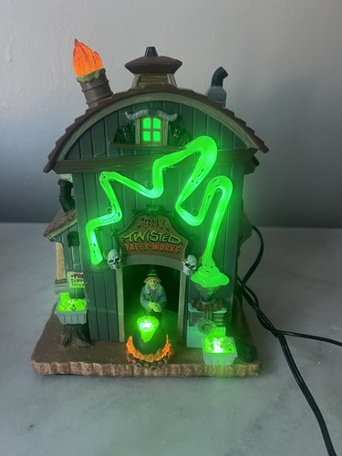 Lemax Spooky Town Terribly Twisted Taffy Works beleuchtetes Gebäude Halloween LESEN - Bild 2 von 8