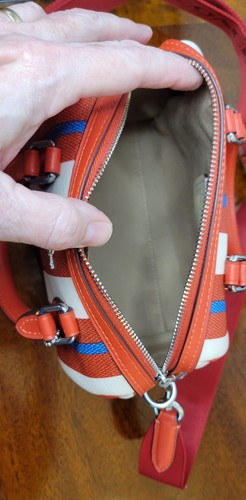 Tracolla Coach Mini Rowan con stampa a righe rosse bianche e blu ottime condizioni! - Foto 17 di 20