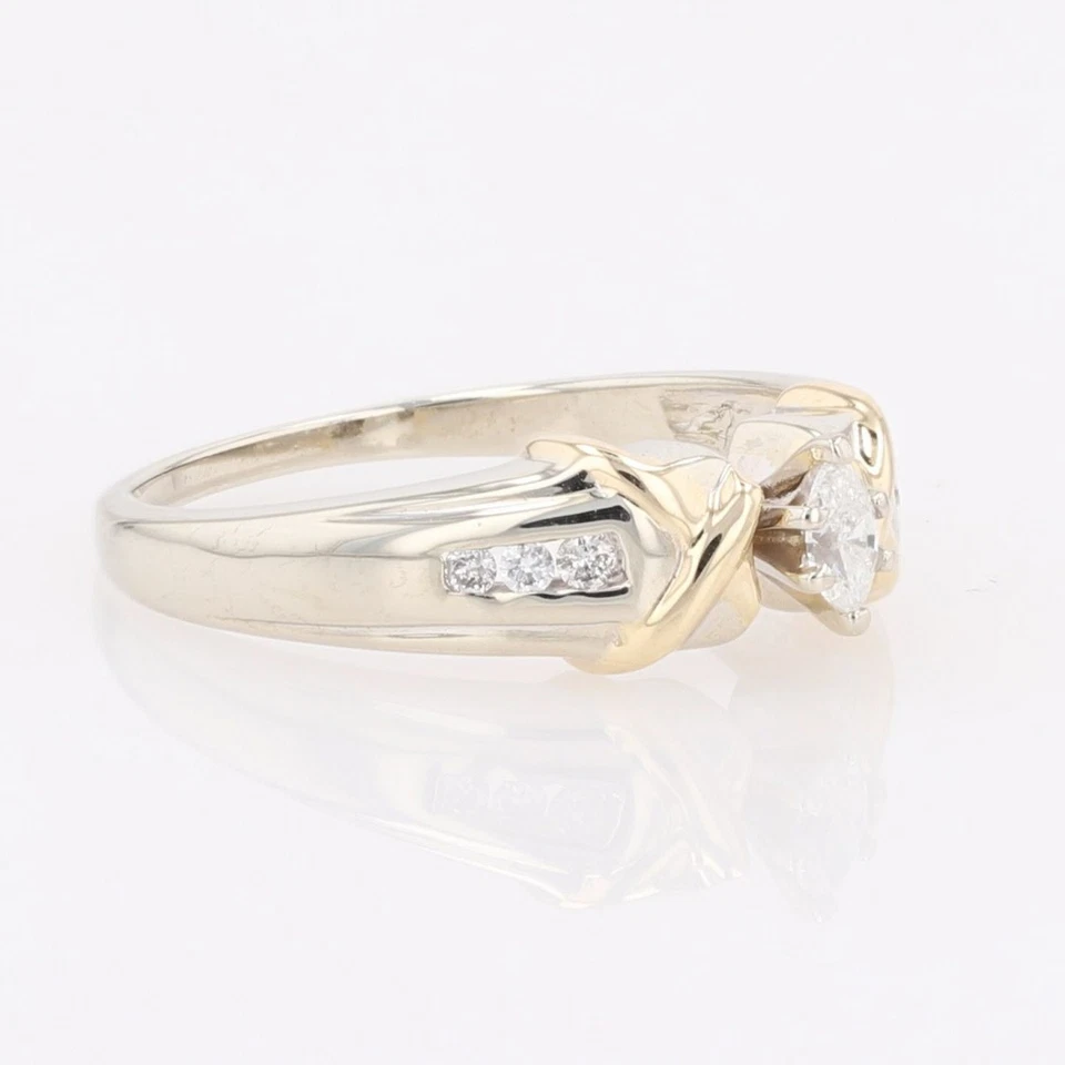 Anillo de compromiso solitario de diamantes de 0,16 quilates con detalles oro multitono de 10 k talla 7 Foto 2 de 4