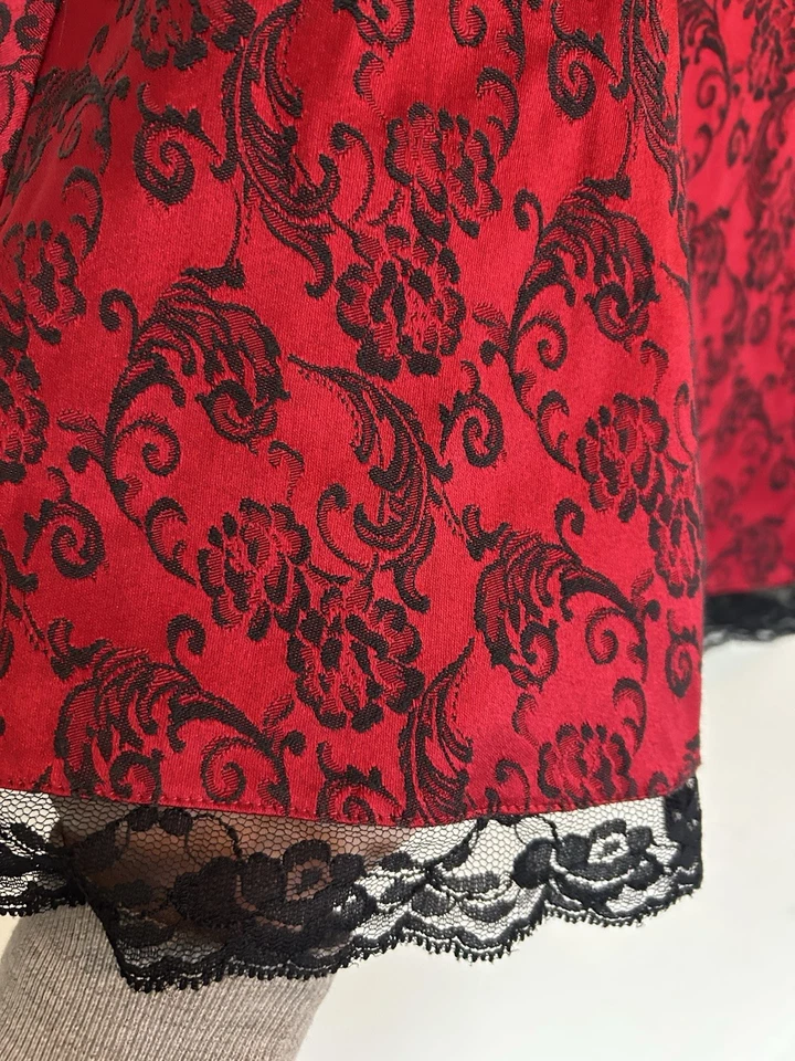 Falda vintage años 90 Y2K My Michelle gótica victoriana vampiro 7 8 rojo satinado negro encaje Foto 3 de 4