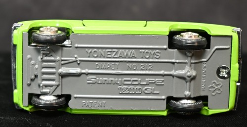 Diapet pressofuso Datsun Sunny Coupe 1200 GL verde 1:43 Yonezawa giocattoli Giappone - Foto 13 di 14
