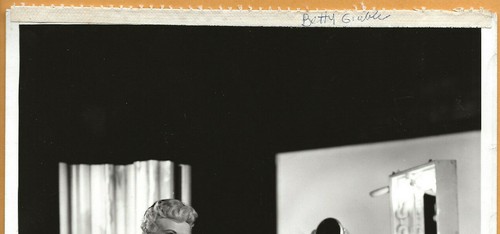 BETTY GRABLE Backstage-Drei für die Show - Original 1954 Pressefoto - Bild 4 von 9
