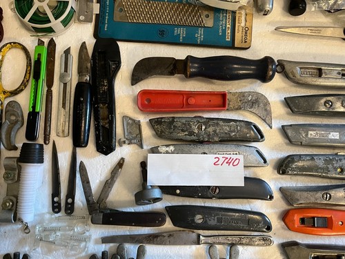 Caja de herramientas de plástico de alta resistencia con herramientas modernas y vintage, herrajes, suministros más - Imagen 24 de 24