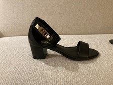 CHARLES BY CHARLES DAVID BLACK LEATHER MEDIUM BLOCK HEELS SANDALS