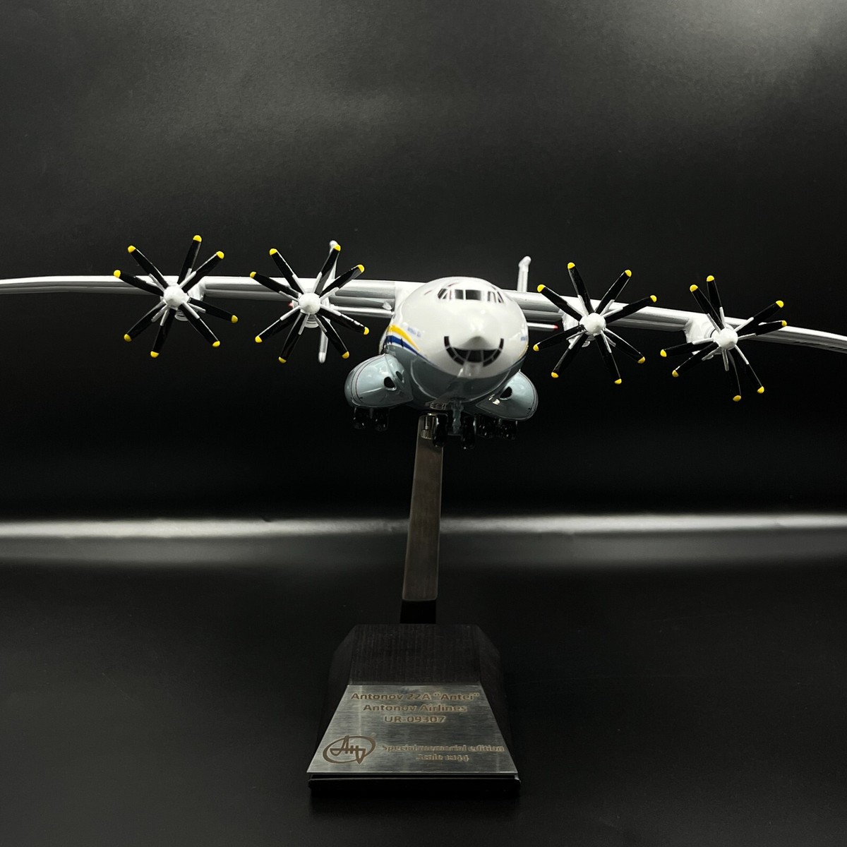 【訳アリ②】Herpa アントノフ An-22A UR-09307 1/500 Official licenced aircraft model Antonov 22 An-22A UR-09307 scale