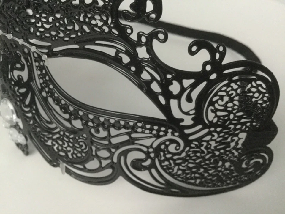 ‪BNWOT BLACK FILIGREE LACY METAL VENETIAN MASQUERADE PARTY MASK WITH CRYSTALS ‬ - Image 4 of 4