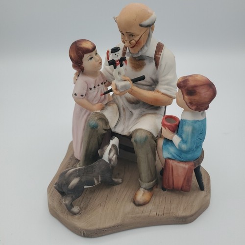 Statuina porcellana Norman Rockwell Collector's Club 1980 The Toymaker - Foto 3 di 16