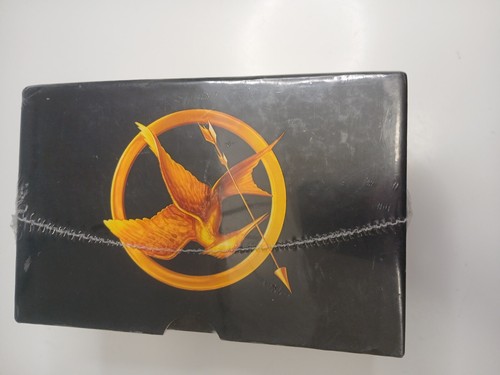 The Hunger Games Trilogy - Box Set by Suzanne Collins (Paperback) NEW/SEALED - Foto 7 di 9