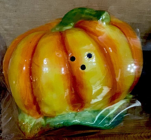 Halloween Thanksgiving Fall Pumpkins Salt and Pepper Shakers New In Package - Picture 2 of 4