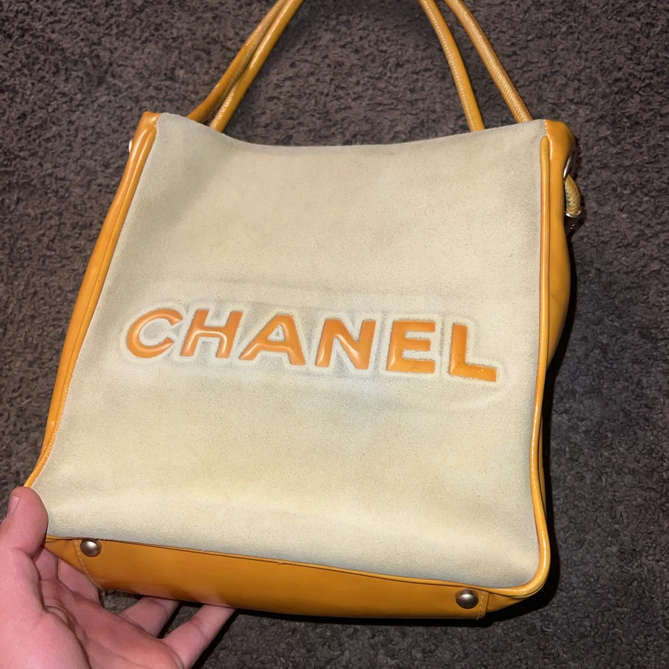 Bolso de Mano CHANEL Camelia Gamuza Amarillo CC De Colección Como En la Foto Foto 2 de 4