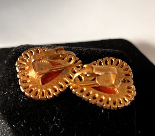 VTG Left Facing Resin Cameo Heart Shaped Clip On Earrings - Picture 5 of 8