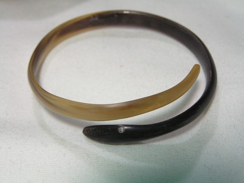 ...Vintage Carved Horn Snake Bypass Bangle Bracelet... - Picture 5 of 8