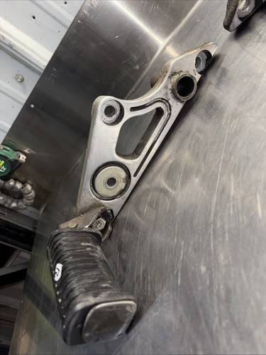 1980 Yamaha XS850 XS 850 Special Right Left Rear Foot Peg Bracket Rear Step Pegs - Picture 3 of 7