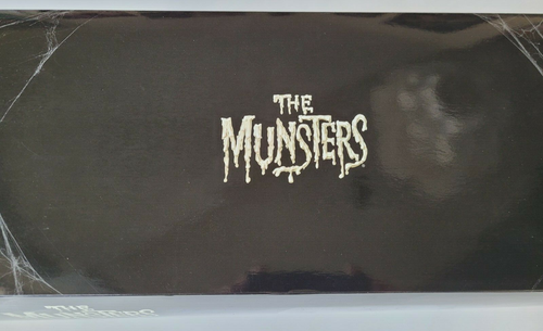 Department 56 1313 Mockingbird Lane Munsters House with gate famous monsters - Picture 4 of 5