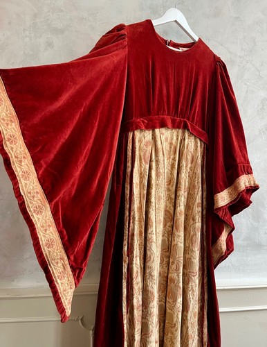 Medieval Red Gold Velvet Brocade Handfasting Queen Theatre Costume Dress M/L - Picture 2 of 17