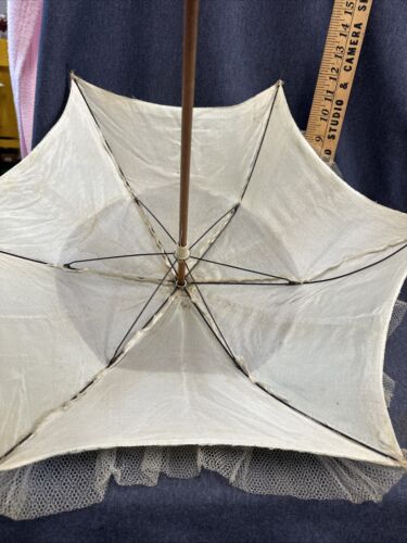 "Antiguo paraguas plegable victoriano de seda y madera como está 35"" de alto" - Imagen 3 de 16