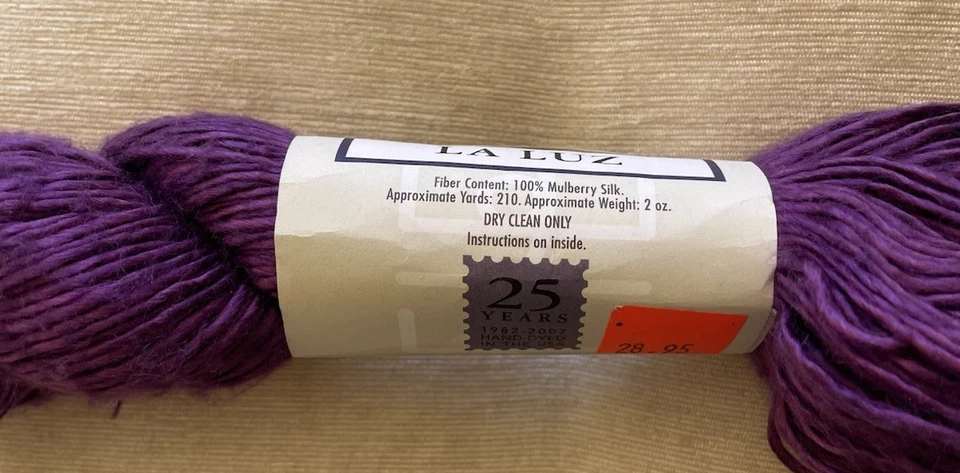 Hilos Fiesta, LA LUZ, 100 % seda morera, HD, 50 gm, 210yds, Col#3303, amatista Foto 2 de 3