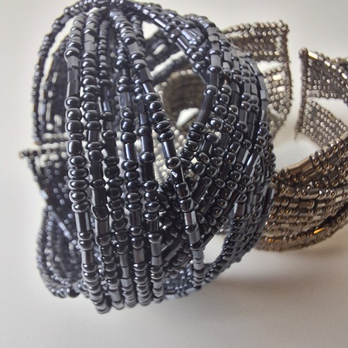  2 pulseras de puño con cuentas metálicas negras y plateadas cuentas de semillas de múltiples hebras - Imagen 5 de 6