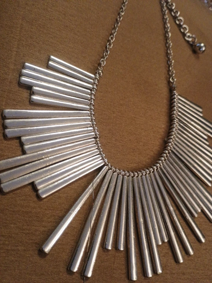 Collar Liz Claiborne Egipcio Flecos Cuentas Tono Plata Foto 3 de 4