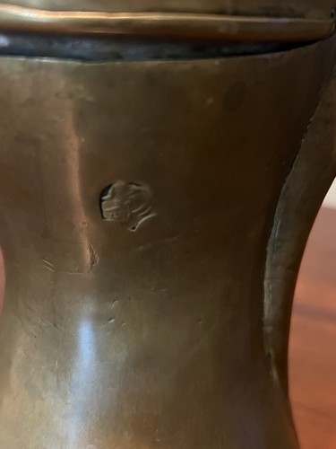 Caffettiera vintage araba Dallah ottone fatta a mano coperchio martellato marcata vecchia 11" pollici - Foto 2 di 9
