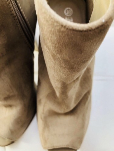 Tolle Peeptoes Stiefeletten Gr.38 in beigefarben halb Wildleder/vegan, halb Lack - Bild 2 von 7