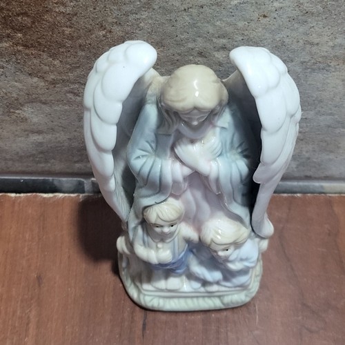 Statuina porcellana vintage angelo custode alato braccia incrociate con bambini - Foto 2 di 10