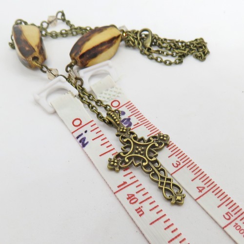 Antiguo conjunto de collares cruzados y pendientes con cuentas de vidrio y madera en tono dorado de SoniaMcD - Imagen 4 de 20