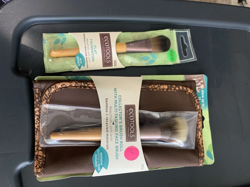 SET OF 2 PIECES ECOTOOLS FLAT FOUNDATION, FACE BRUSH AND STORAGE BAG Foto 2 de 2