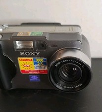 Sony Cyber Shot DSC-S30 1.6MP Camera w/ Battery Charger Memory Stick Tested Read