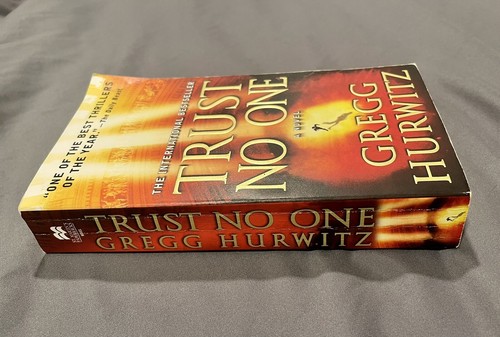 Trust No One: A Thriller - Mass Market Paperback By Hurwitz, Gregg - Like New - Bild 2 von 3